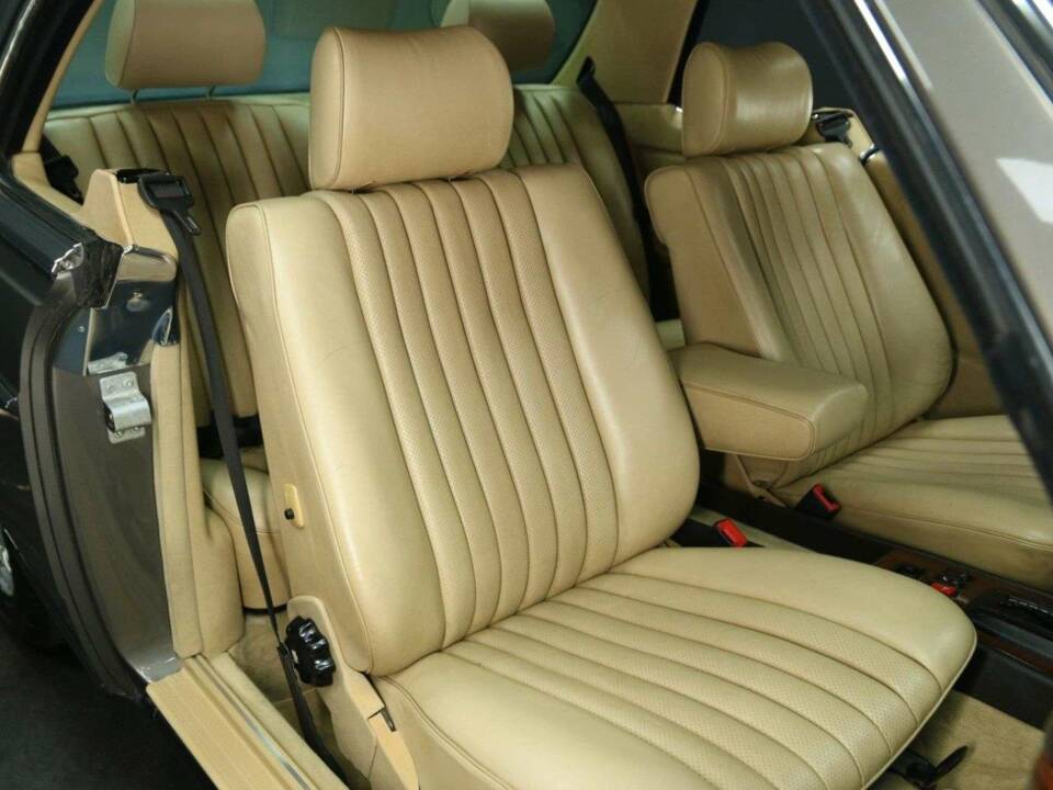 Image 22/30 of Mercedes-Benz 280 CE (1984)