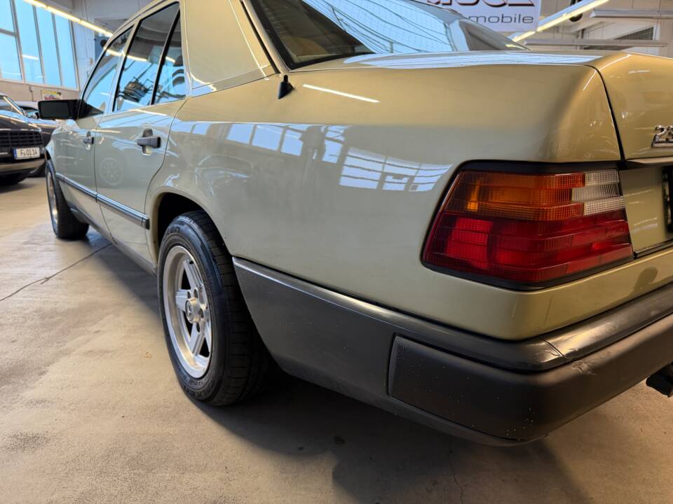 Afbeelding 31/33 van Mercedes-Benz 230 E (1985)