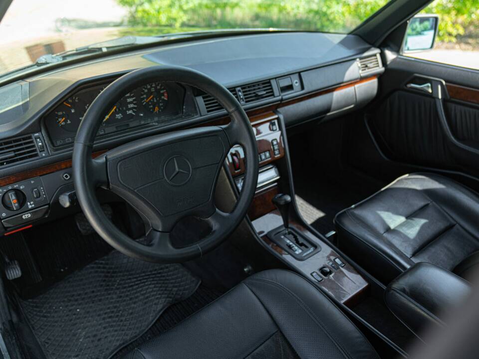 Immagine 26/44 di Mercedes-Benz 200 TE (1992)