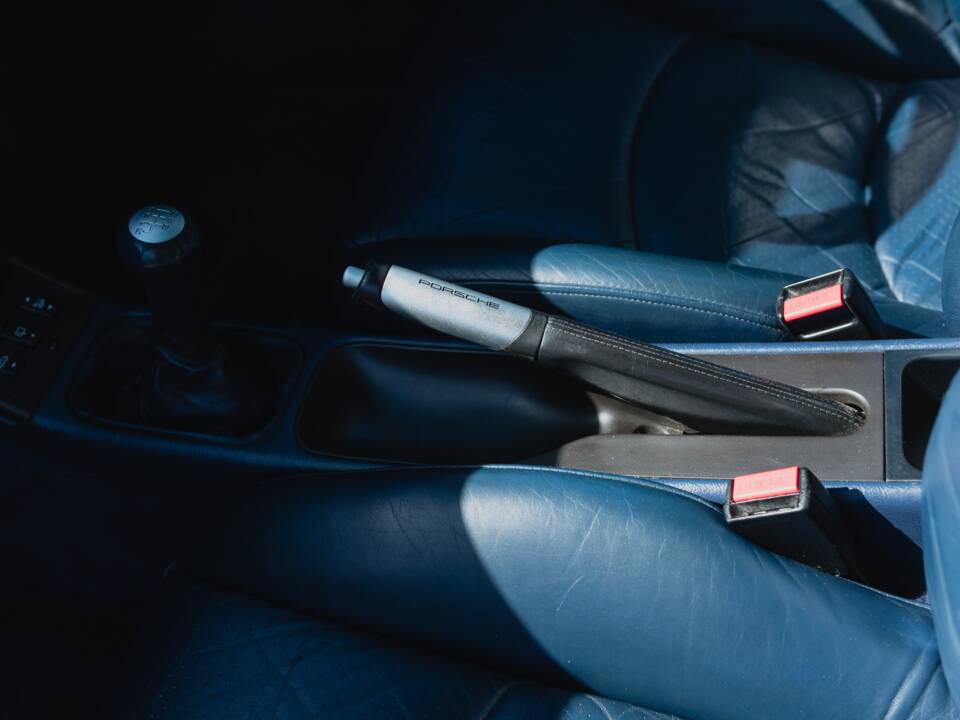 Image 35/52 of Porsche 911 Carrera 4 (1997)