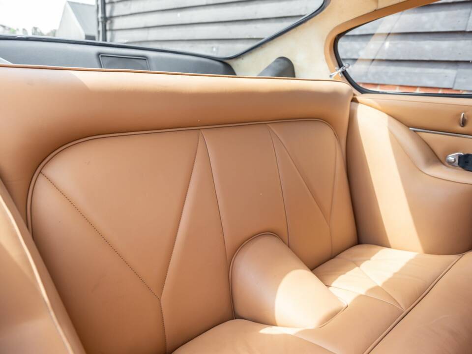 Bild 44/50 von Aston Martin DB 6 Vantage (1969)