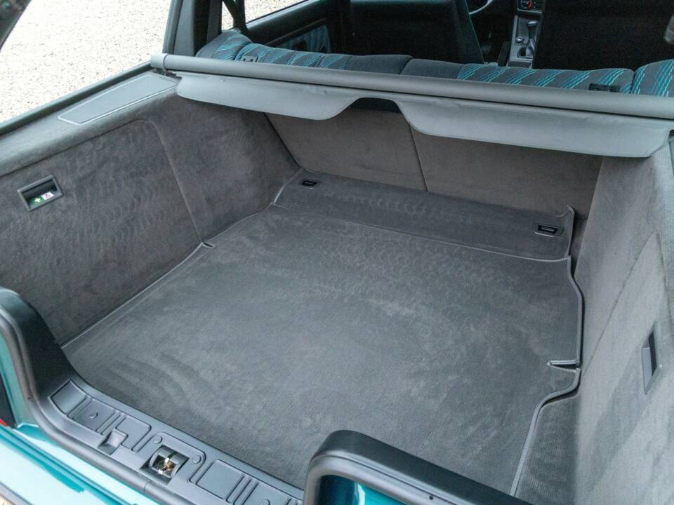 Image 27/50 of BMW 316i Touring (1993)