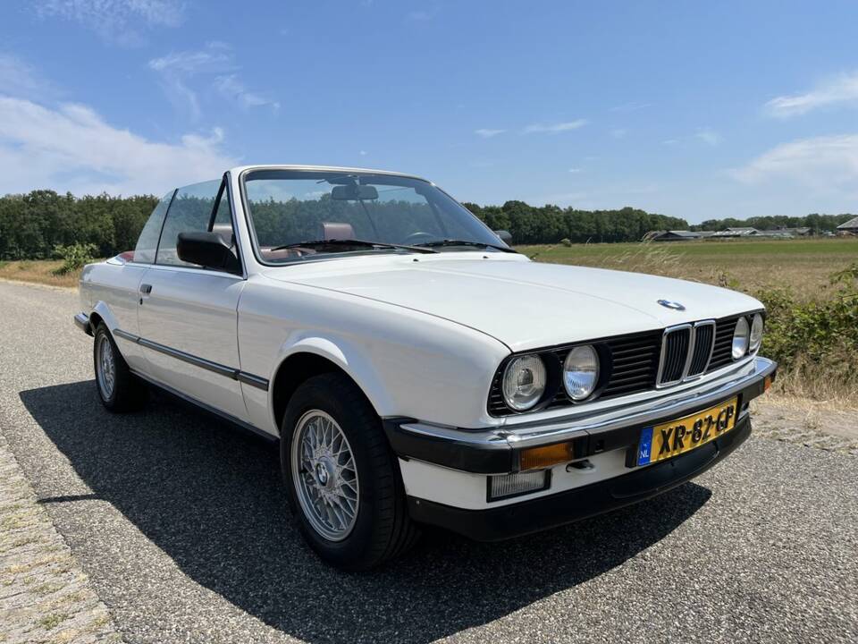 Image 8/8 of BMW 320i (1983)