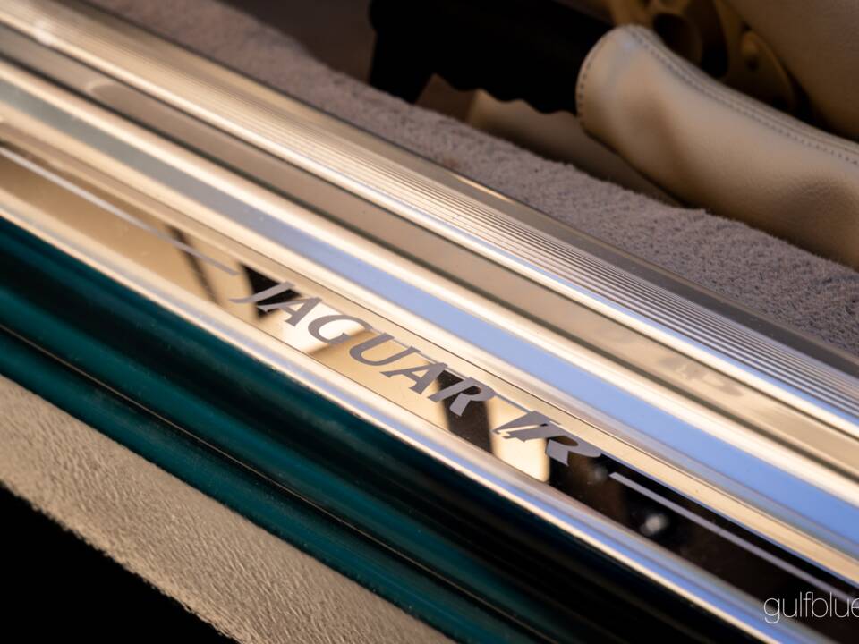 Image 35/70 of Jaguar XKR (2004)