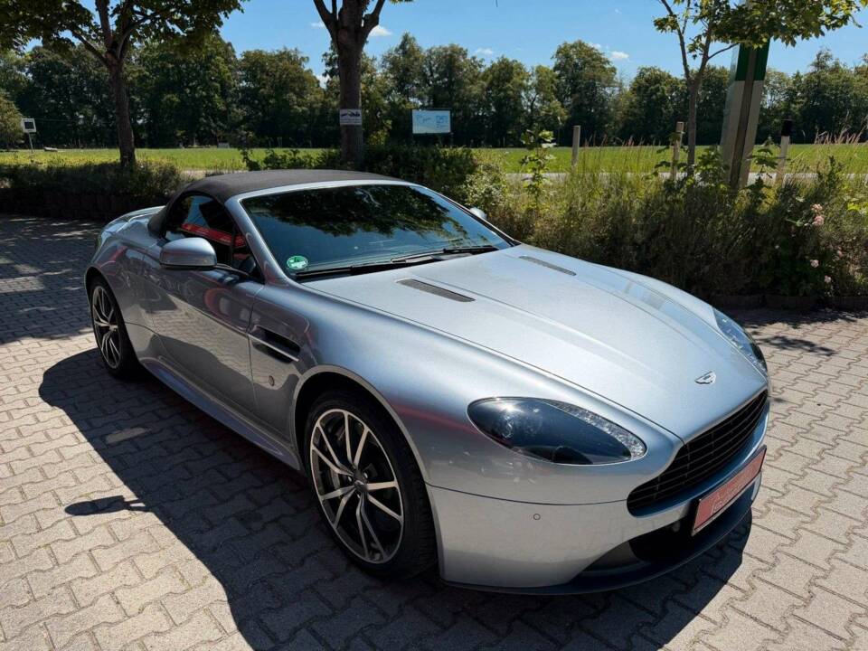 Image 18/43 of Aston Martin V8 Vantage S (2017)
