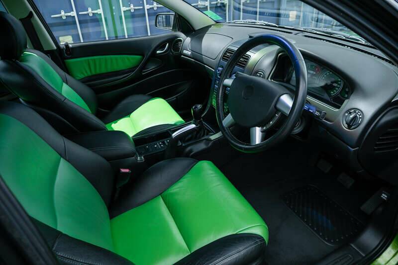 Image 2/45 of Holden LSV R300 (2002)