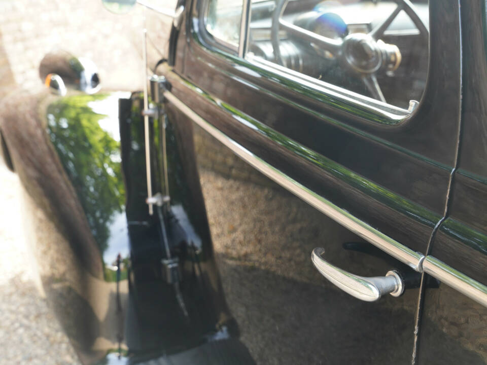 Image 33/50 of Oldsmobile F-Series Business Coupe (1938)