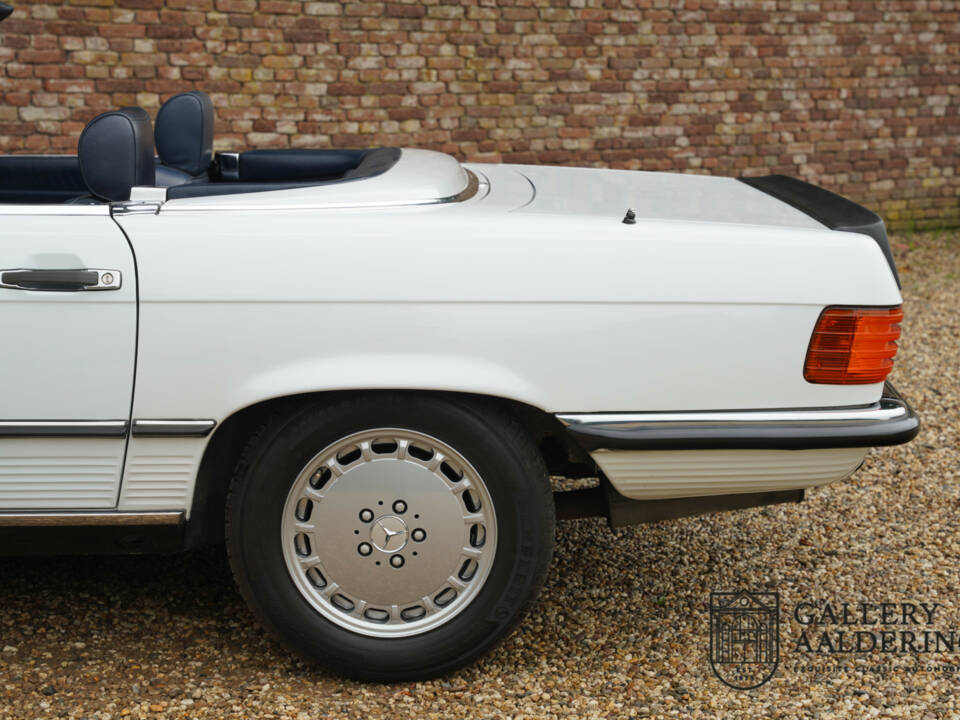 Image 18/50 of Mercedes-Benz 500 SL (1988)