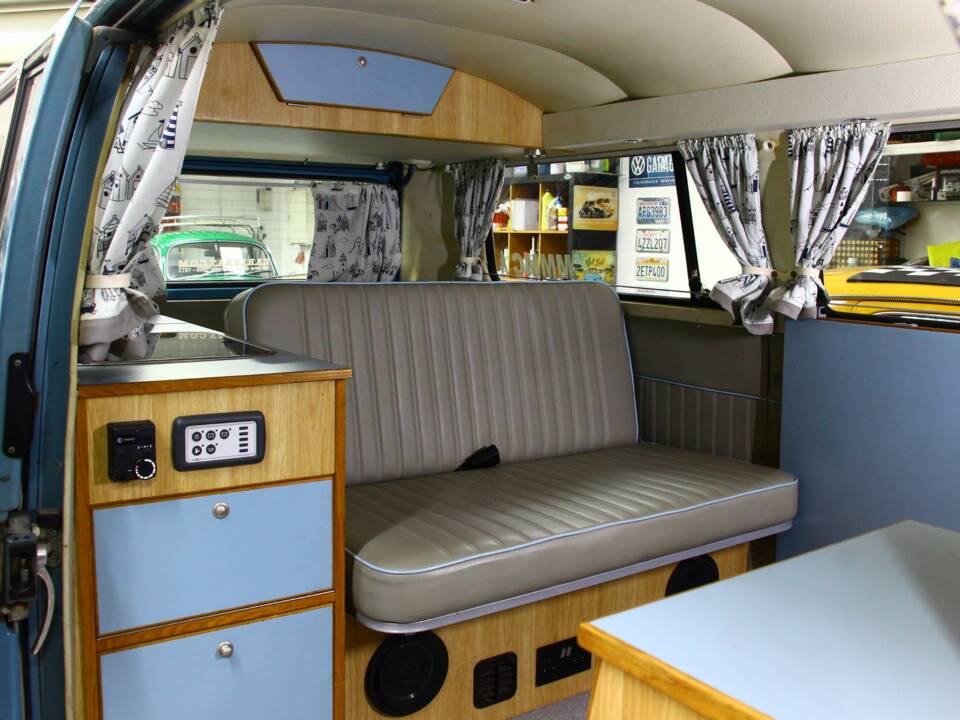 Image 28/33 of Volkswagen T2a minibus (1970)