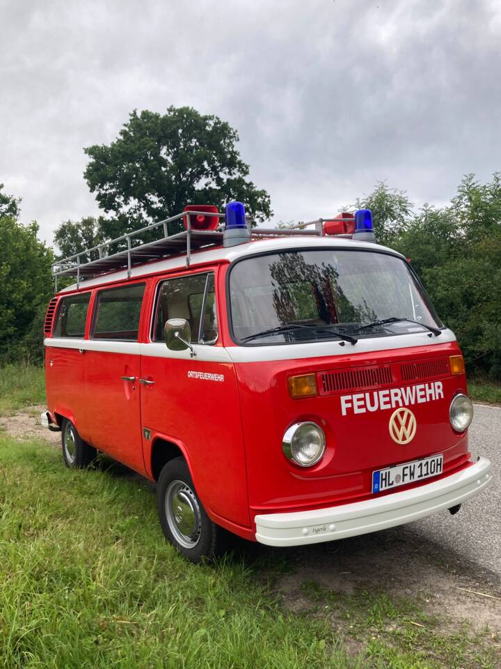 Image 2/25 of Volkswagen T2b minibus (1976)