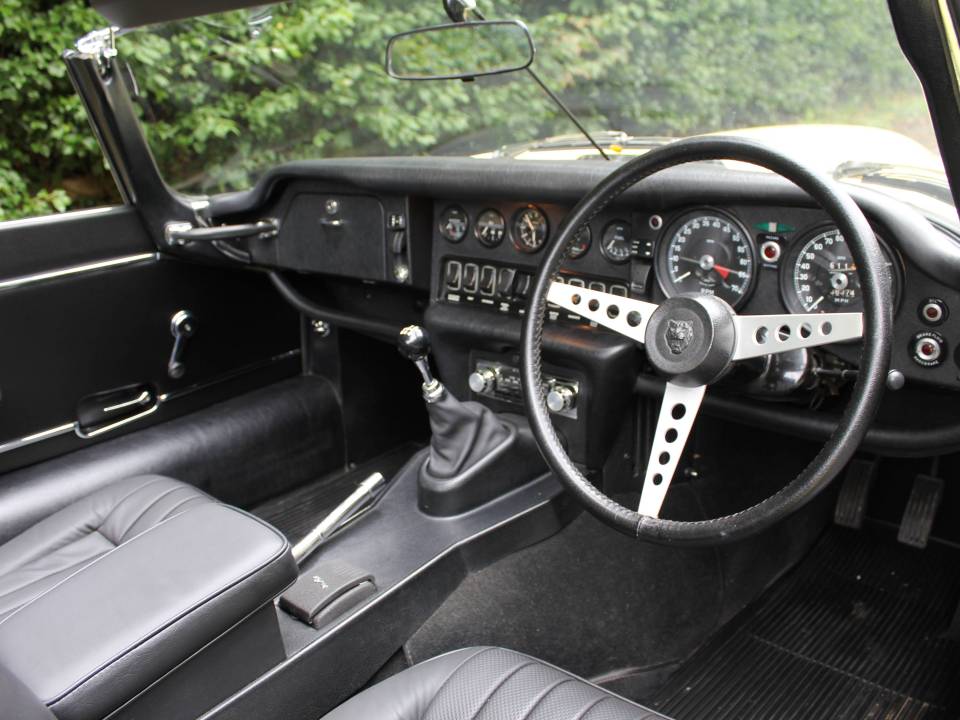 Image 8/16 of Jaguar E-Type V12 (1971)
