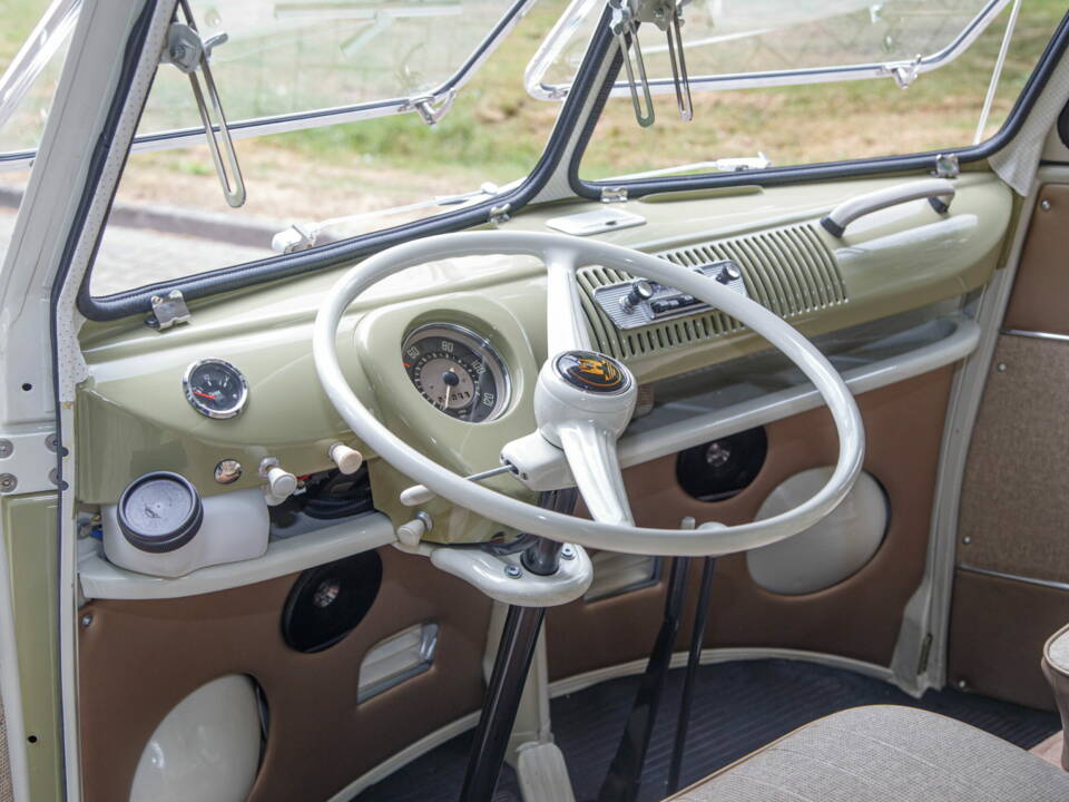 Image 6/8 of Volkswagen T1 minibus (1965)