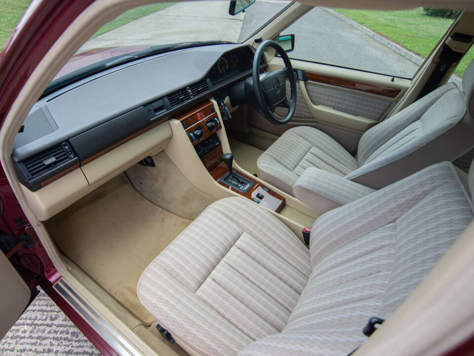 Bild 13/23 von Mercedes-Benz 200 E-16 (1993)