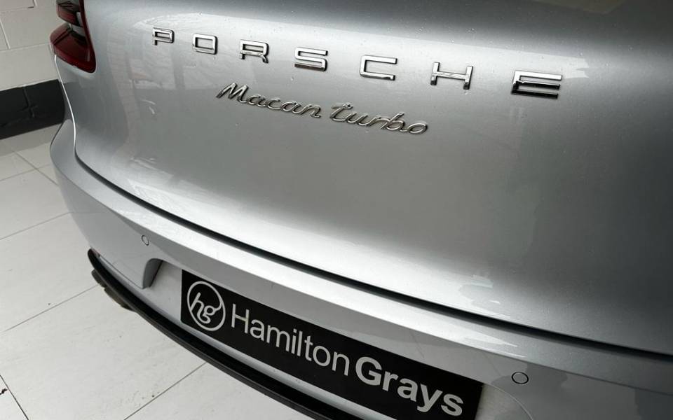 Image 24/34 of Porsche Macan Turbo (2015)