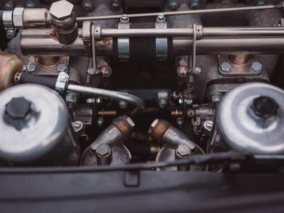 Image 51/99 of Aston Martin DB 6 Volante (1968)