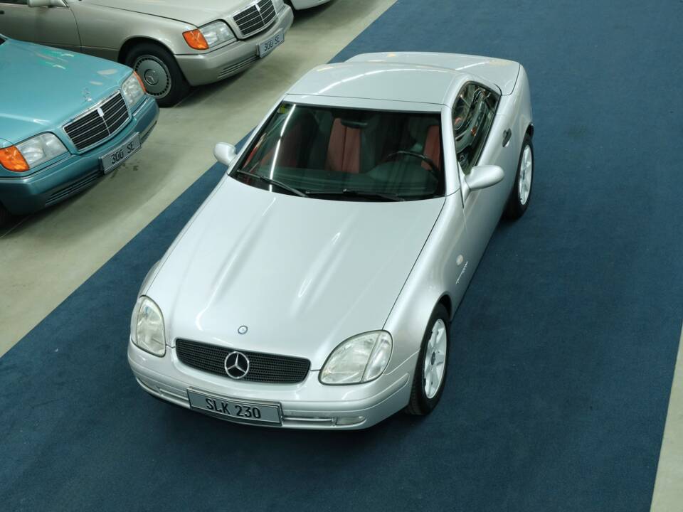 Immagine 2/50 di Mercedes-Benz SLK 230 Kompressor (1996)