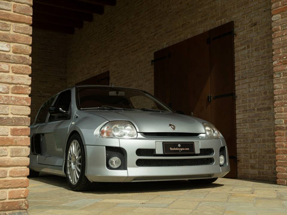 Image 15/50 of Renault Clio II V6 (2002)
