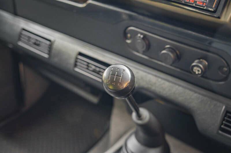 Image 30/41 of Land Rover Defender 90 "50th Anniversary" (1999)