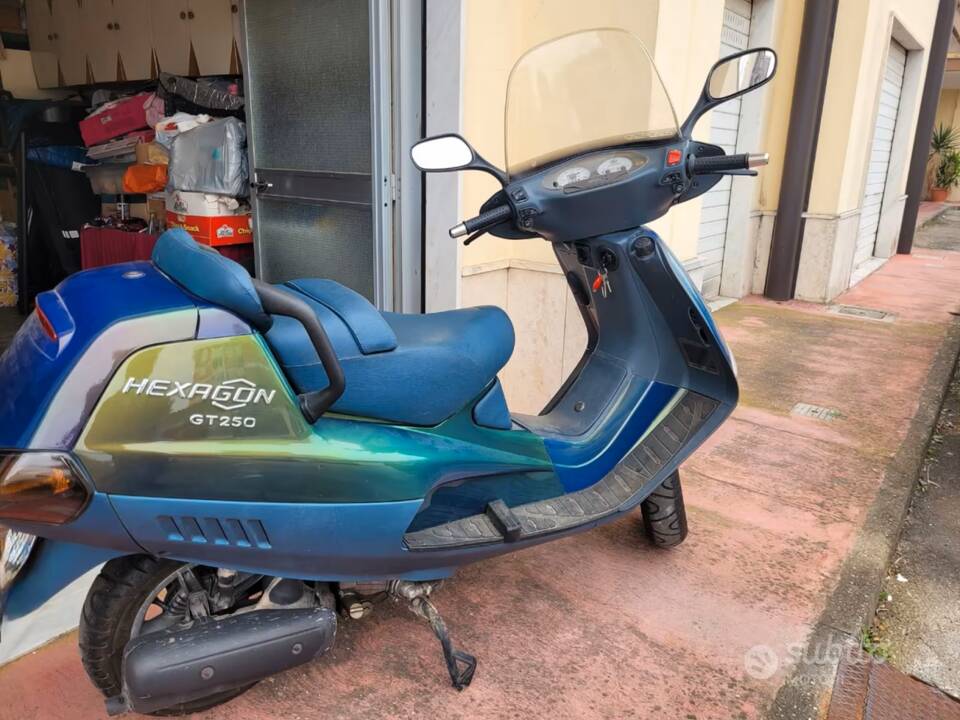 Image 1/4 of Piaggio Hexagon 250 GT (1999)