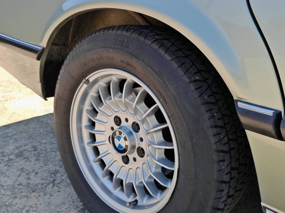 Bild 17/50 von BMW 745i (1982)