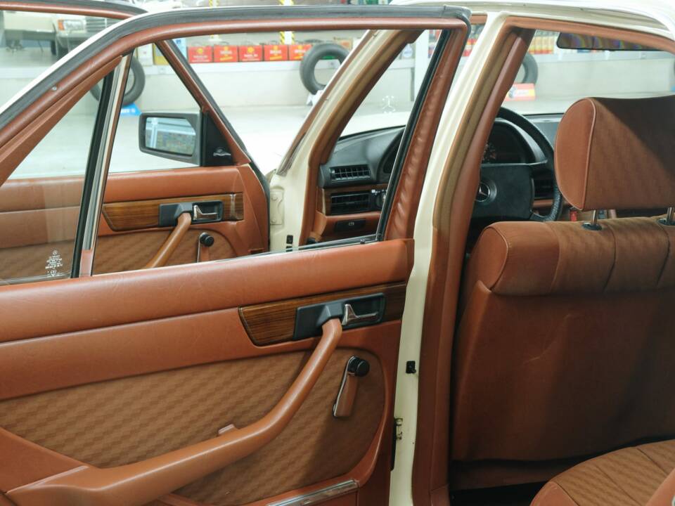 Bild 37/50 von Mercedes-Benz 380 SE (1980)