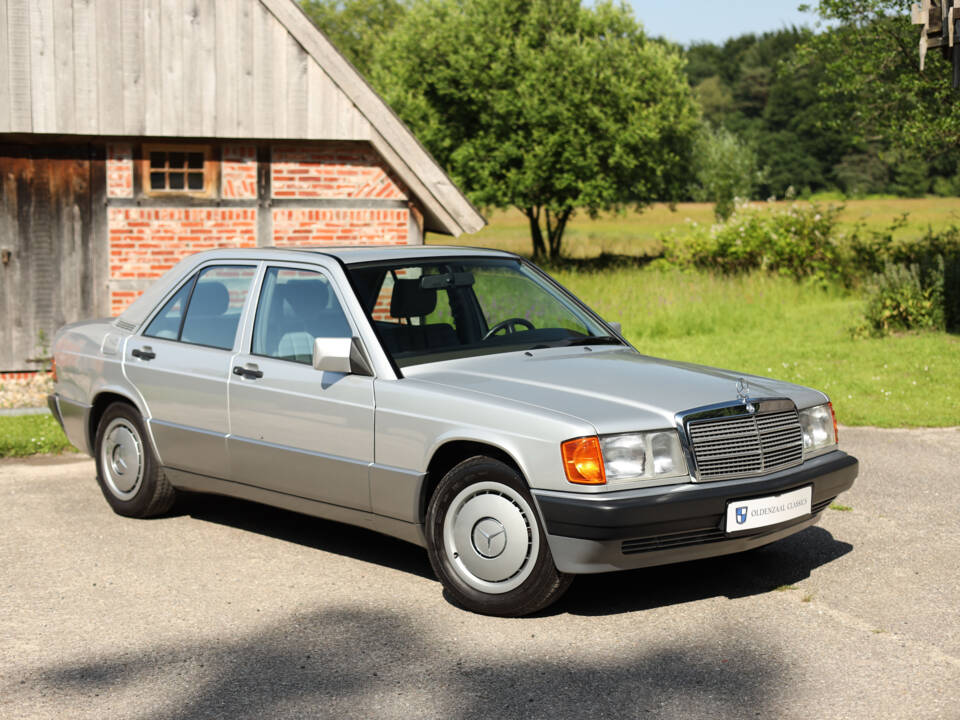 Immagine 2/100 di Mercedes-Benz 190 E 2.3 (1992)