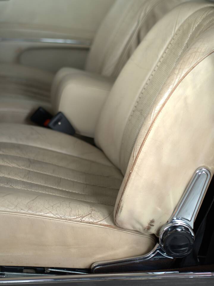 Image 43/57 of Mercedes-Benz 280 SE 3,5 (1971)