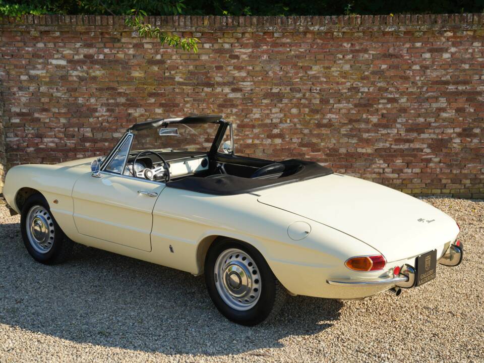 Image 37/50 de Alfa Romeo 1600 Spider Duetto (1967)