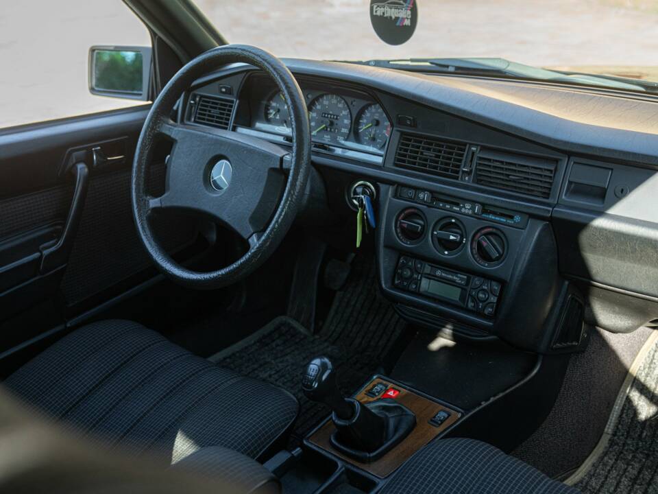 Image 24/50 de Mercedes-Benz 190 E (1988)