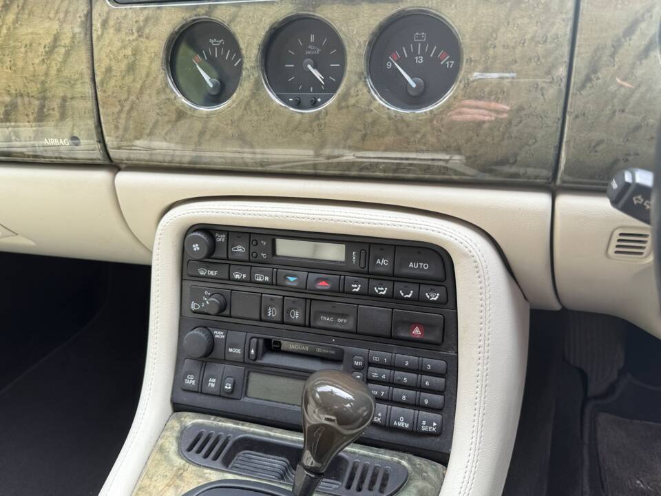 Image 16/23 of Jaguar XK8 4.0 (2001)