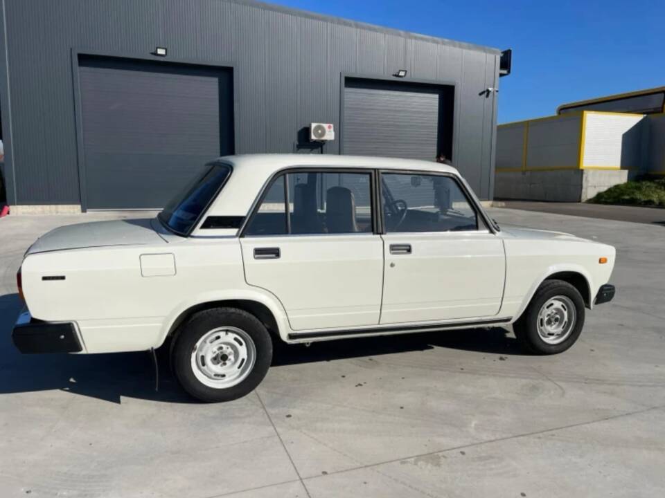 Image 11/17 of Lada 2107 (1988)