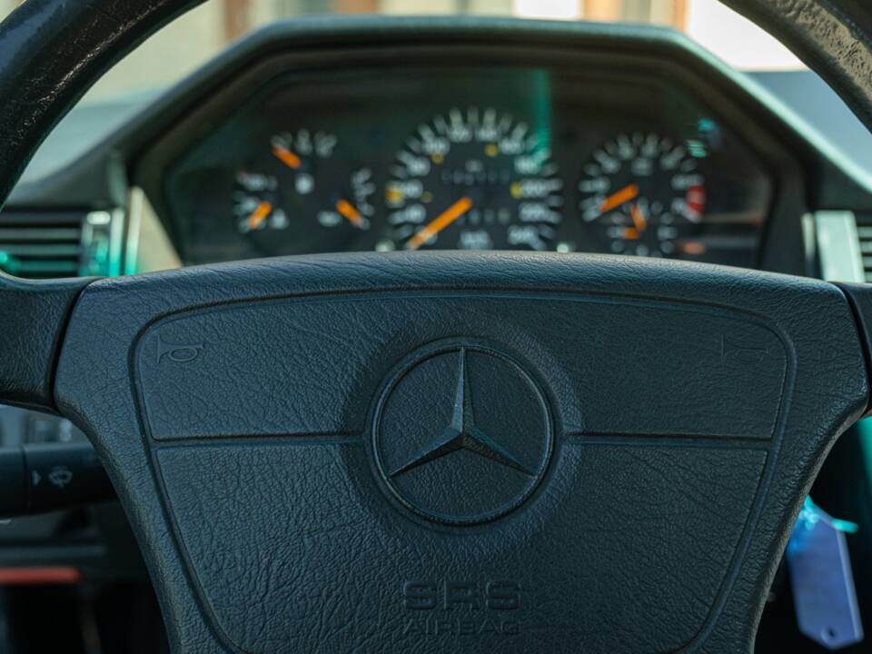 Immagine 28/50 di Mercedes-Benz E 200 (1995)