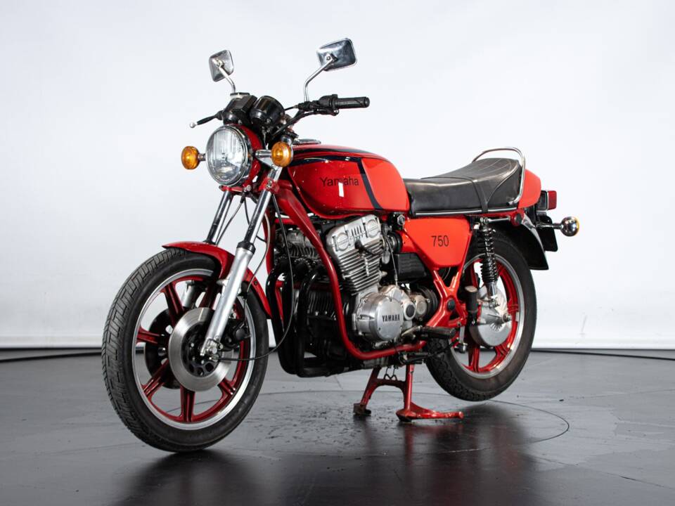 Image 8/50 of Yamaha XS 750 (1979)