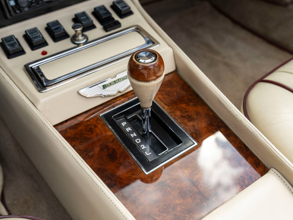 Immagine 25/32 di Aston Martin V8 Vantage Volante (1988)