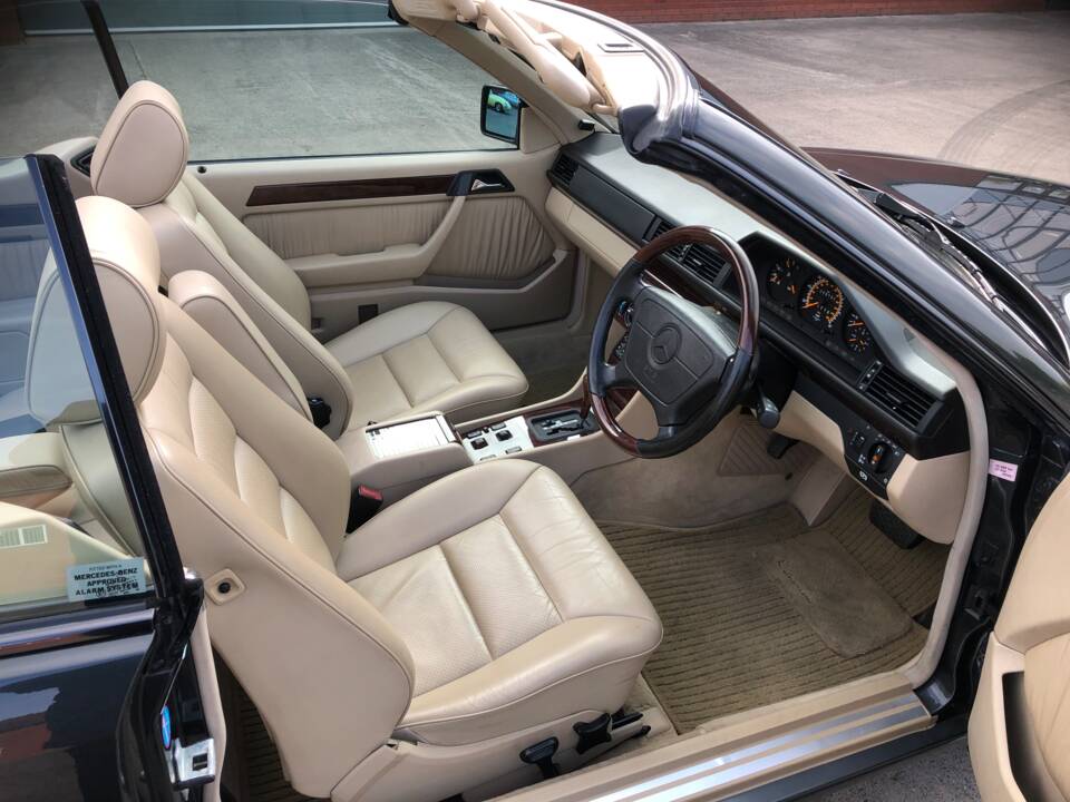 Image 7/7 of Mercedes-Benz E 320 (1995)