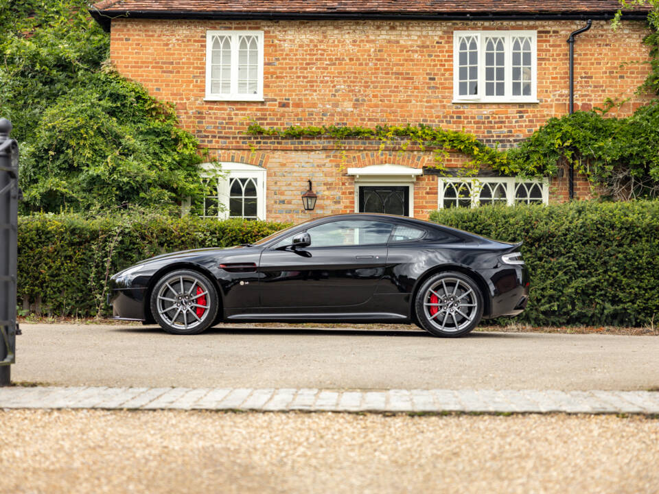 Image 25/69 of Aston Martin V12 Vantage S (2017)