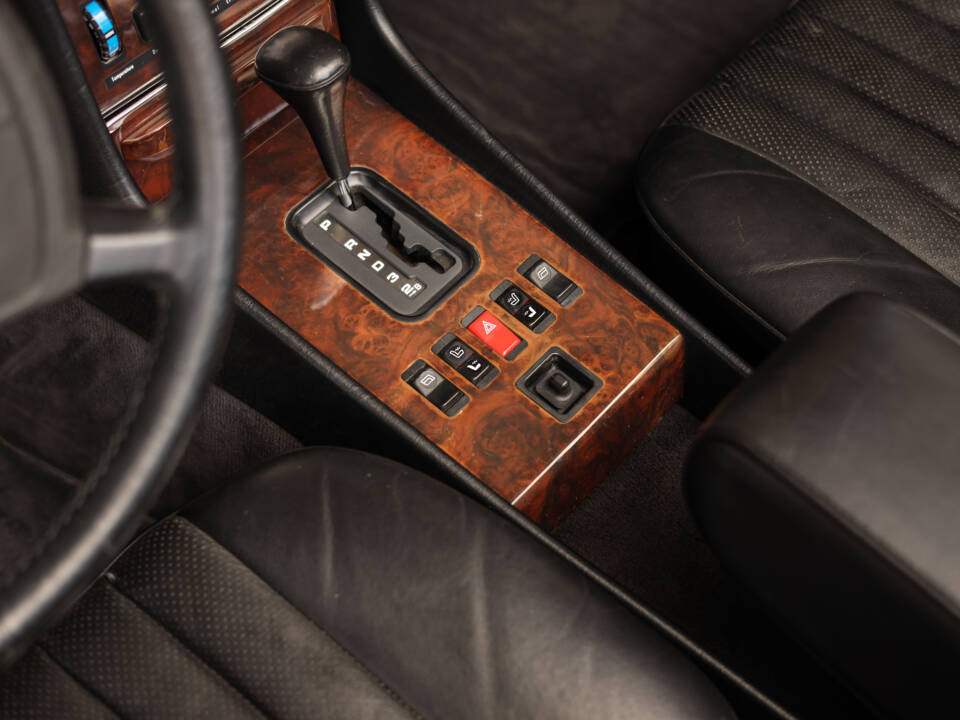 Image 78/85 of Mercedes-Benz 560 SL (1986)