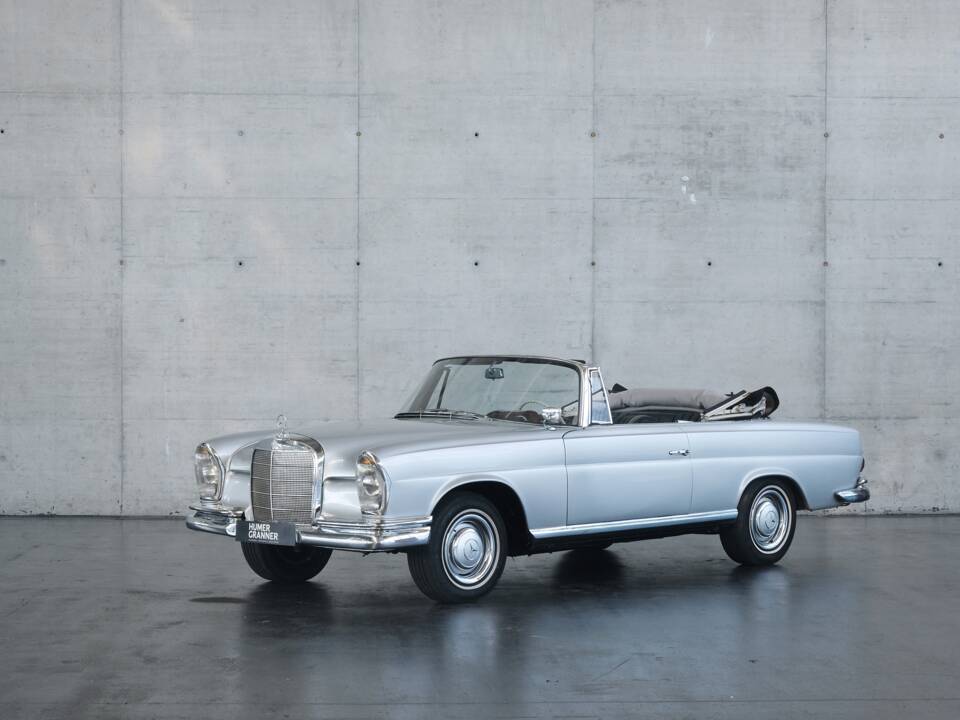 Image 2/49 of Mercedes-Benz 220 SE b (1962)