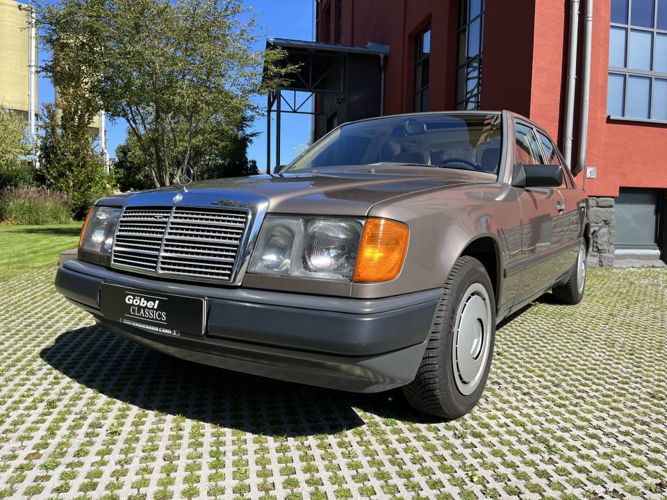 Bild 2/30 von Mercedes-Benz 200 (1987)