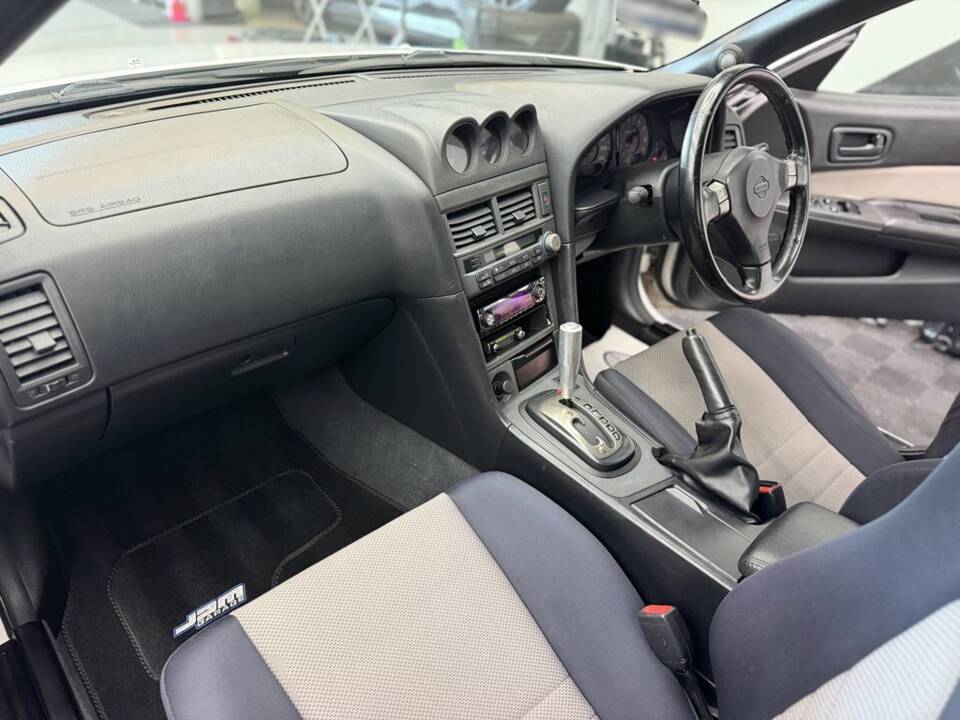 Image 2/8 of Nissan Skyline GT-R (1998)
