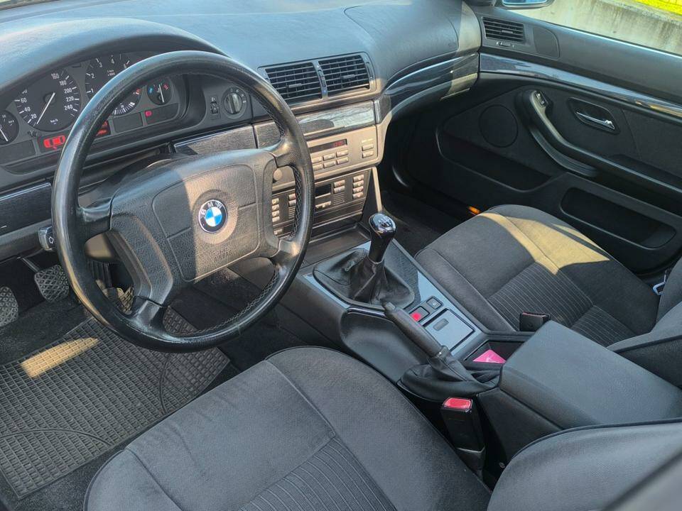 Image 2/42 of BMW 520i (1998)
