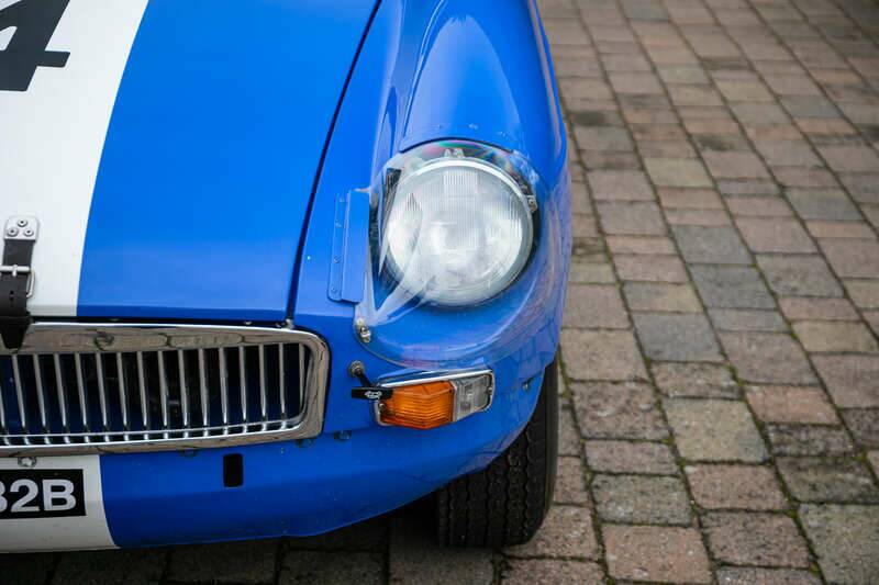Image 38/45 of MG MGB GT (1964)