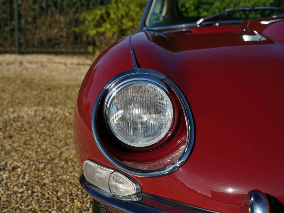 Image 46/50 de Jaguar E-Type (1968)
