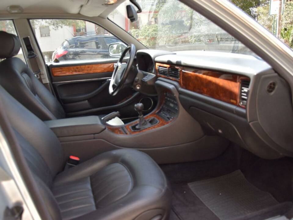 Image 10/33 of Jaguar XJ6 3.2 Executive (1995)