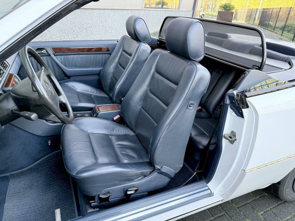 Image 17/36 of Mercedes-Benz E 200 (1994)