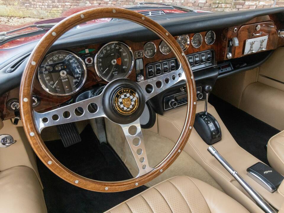 Image 25/50 de Jaguar E-Type (1969)
