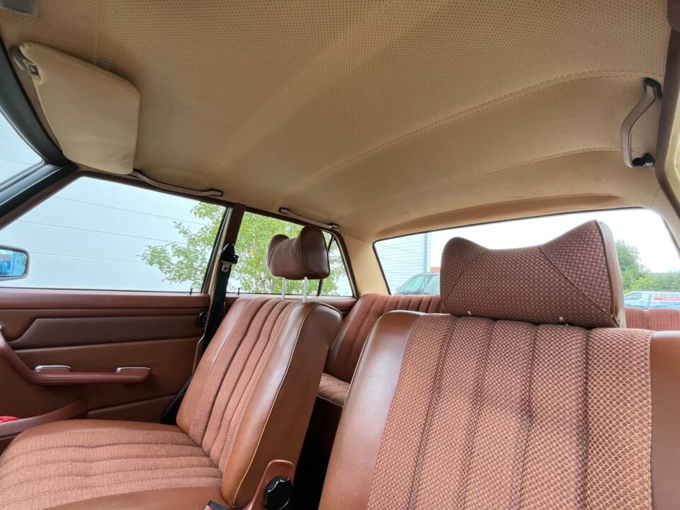 Immagine 20/32 di Mercedes-Benz 200 (1974)