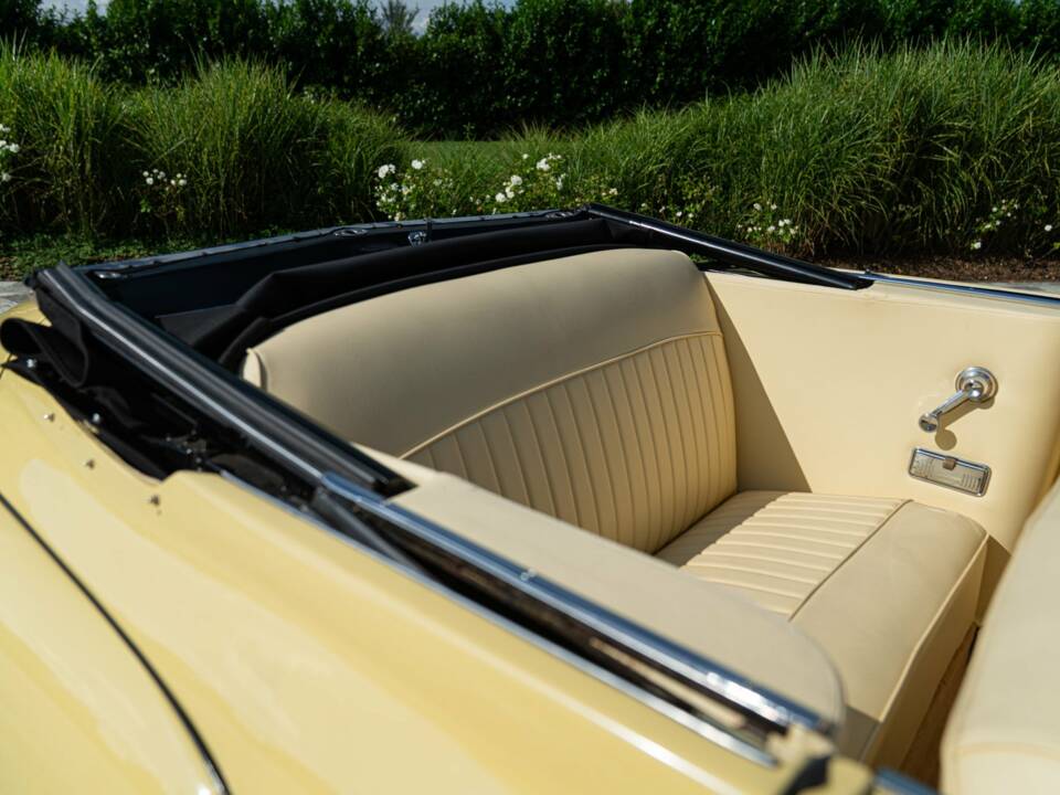 Image 14/50 of Studebaker Champion Regal DeLuxe Convertible (1950)