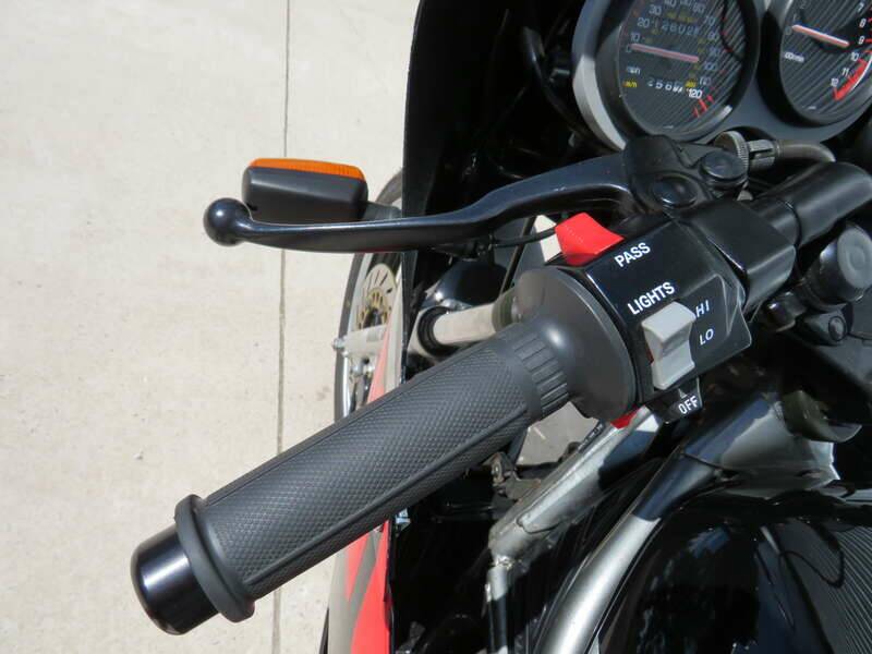 Immagine 14/44 di Yamaha RD 350 LC (1989)