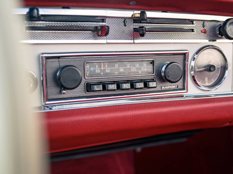 Image 51/60 of Mercedes-Benz 230 SL (1967)